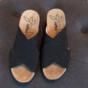 Raffini niche wedge sandal